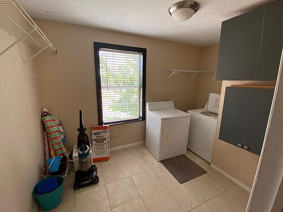 Laundry, washer / dryer included