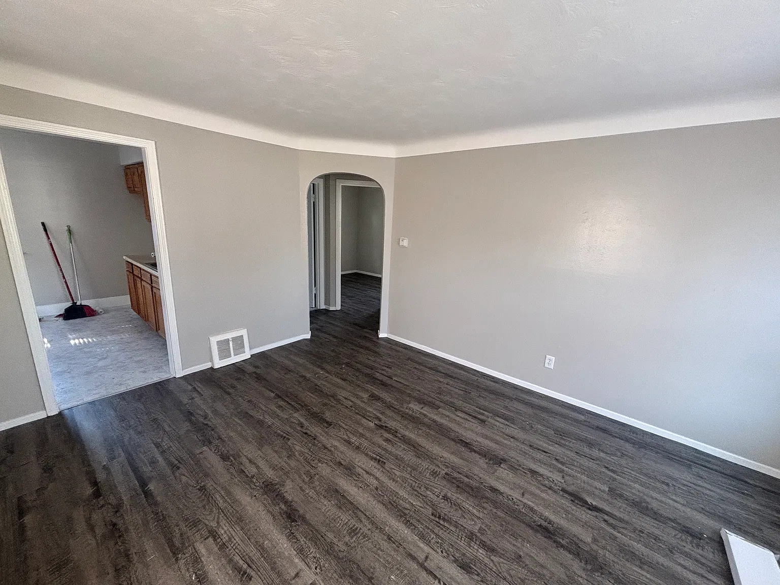 3 bed, 886 sqft, $1,195 — Photo 4