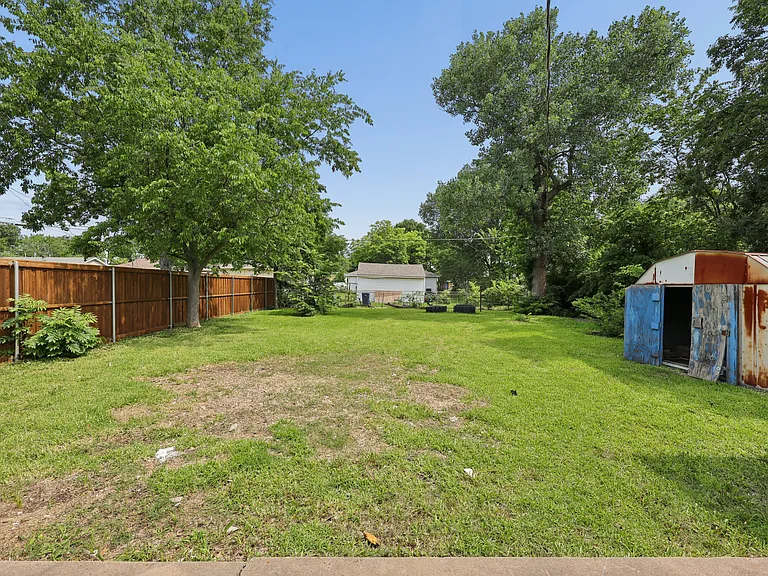 821 Travis St — Photo 27
