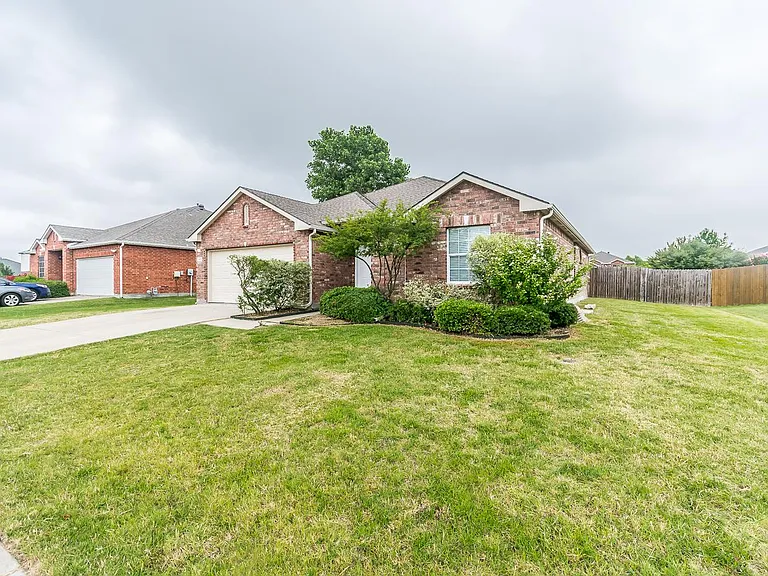 1413 Gordon Dr — Photo 3