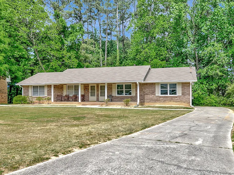 200 Meadowbrook Ct #B — Photo 4