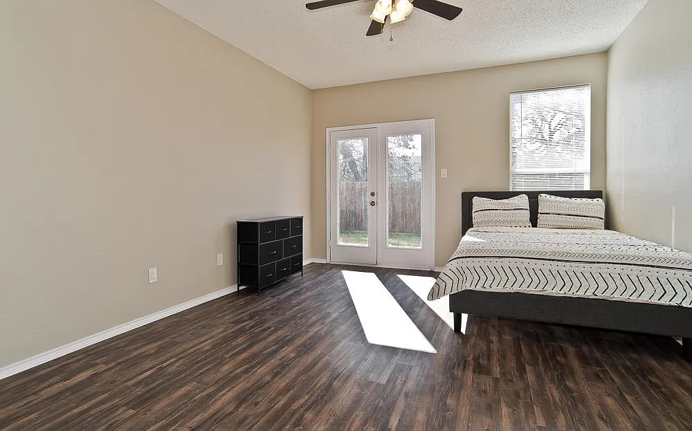 4 bed, 2.5 bath, 3300 sqft, $845 — Photo 2