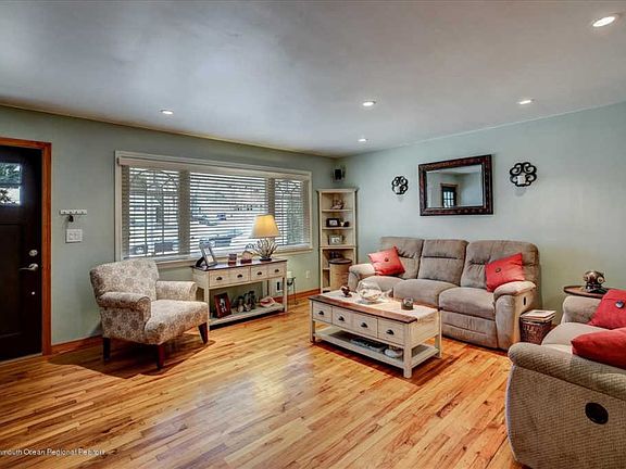 4th image of 914 Stafford Dr
