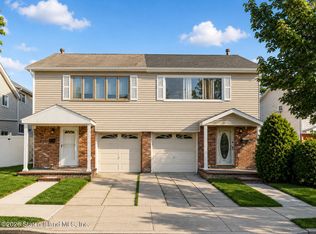 61 Middle Loop Rd, Staten Island, NY 10308