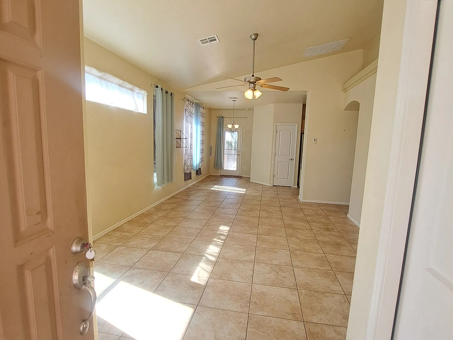 3 bed, 1083 sqft, $1,550 — Photo 4