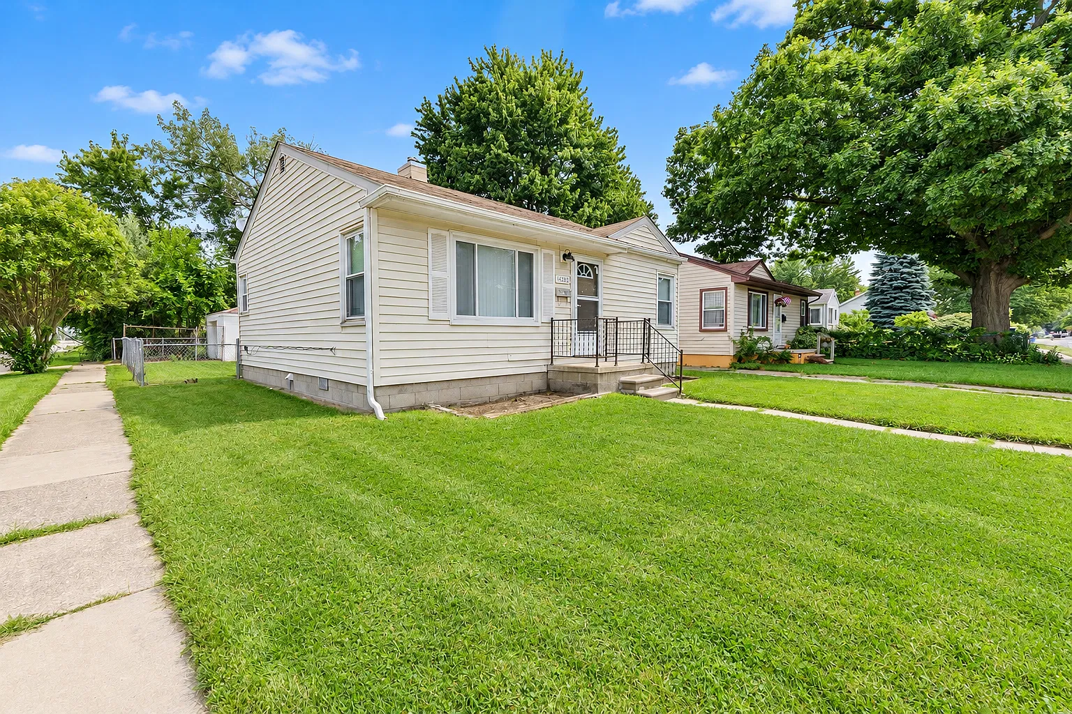 14203 Hendricks Ave — Photo 2