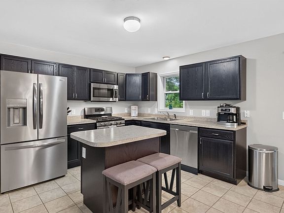 4th image of 79 Pembroke Ave