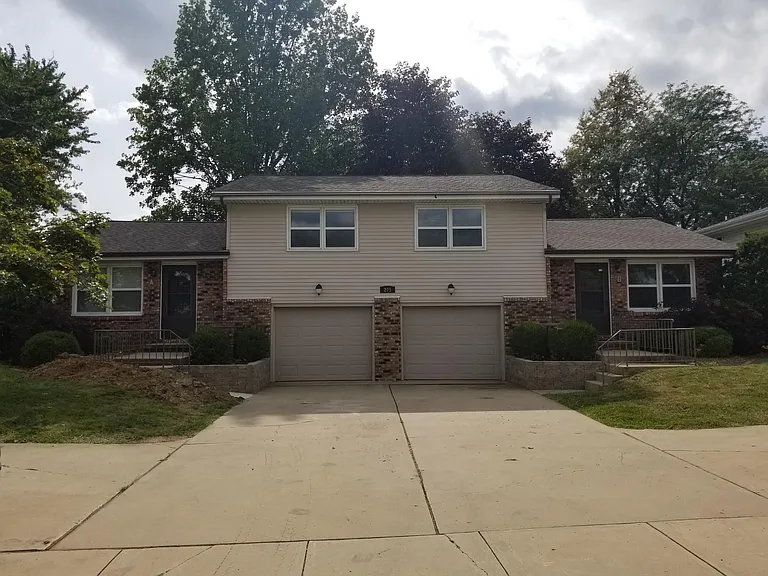 205 S Towanda Ave — Photo 1