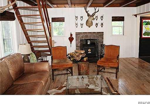 2nd image of 824 Virginia Ct