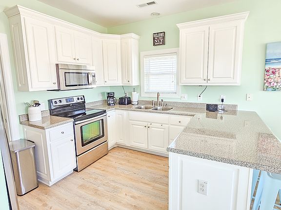 Full kitchen, comes stocked. Fridge, freezer, microwave, dishwasher, stove/oven.