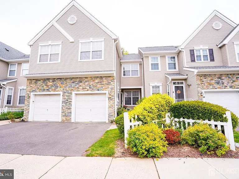 704 Dahlia Cir — Photo 1