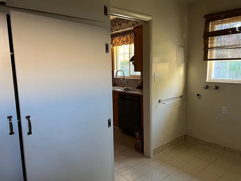 811 W Tokay St — Photo 31