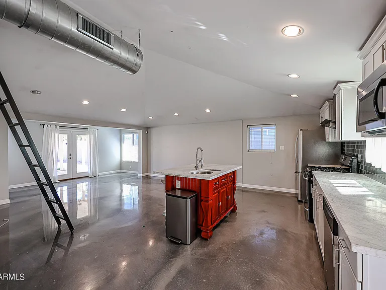 1034 E Elm St — Photo 2