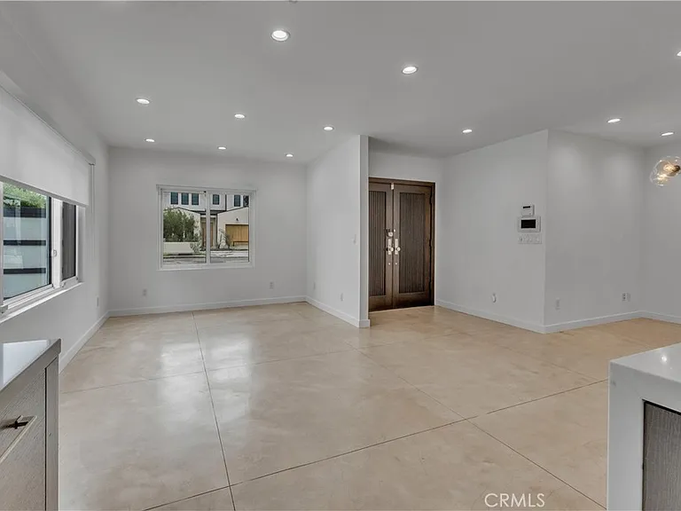 4925 Nagle Ave — Photo 11