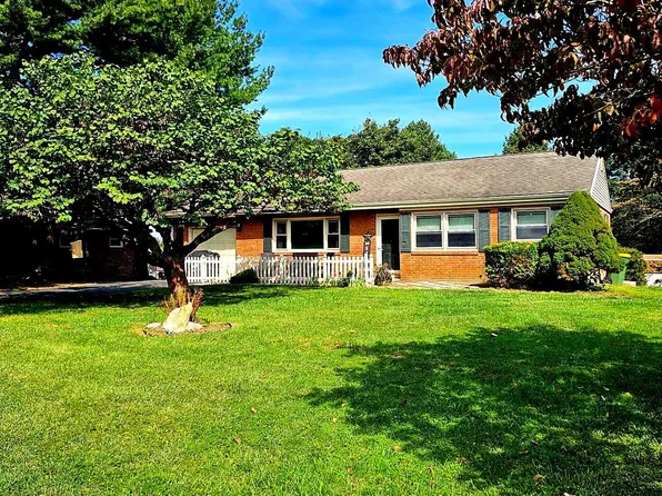 5 Cedar Dr, Willow Street, PA 17584
