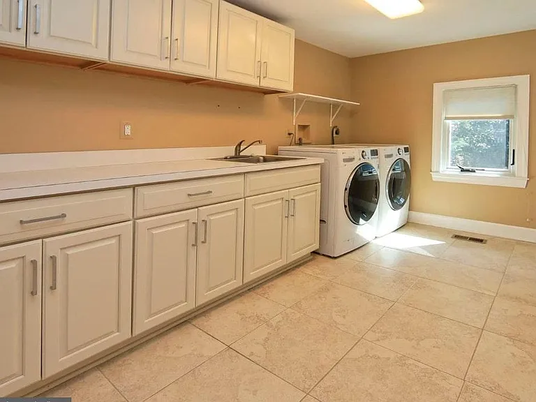 1307 Stamford Way — Photo 9