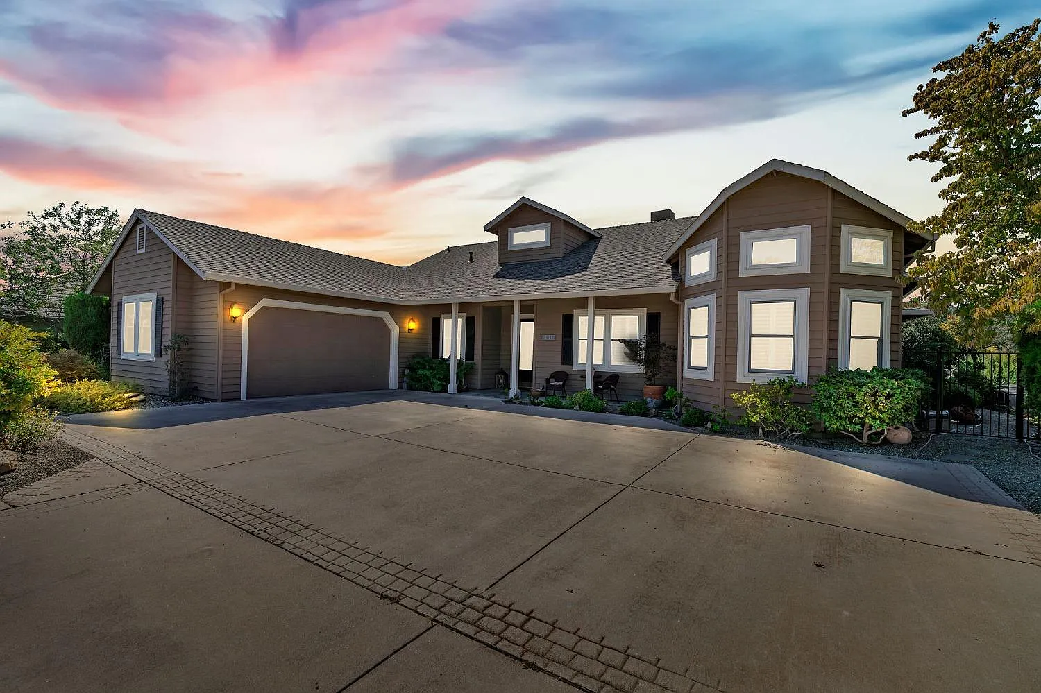 2016 Oak Creek Dr photo 1