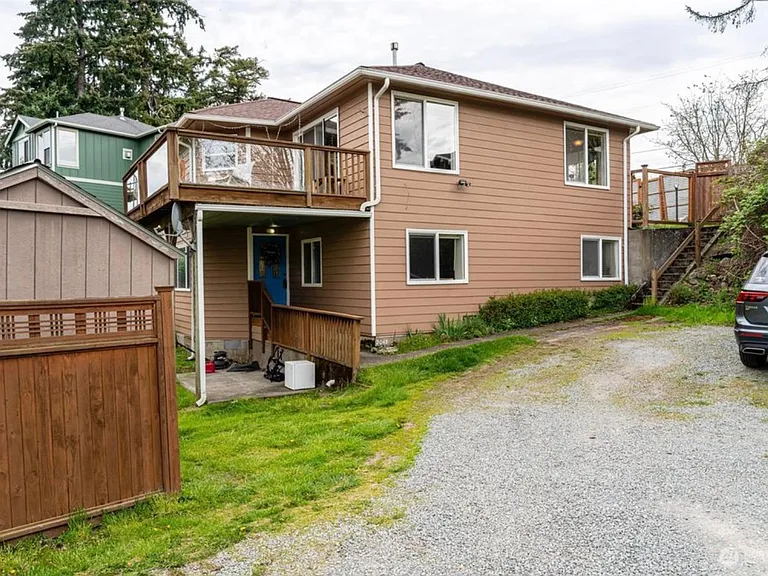 2043 Yew St — Photo 2