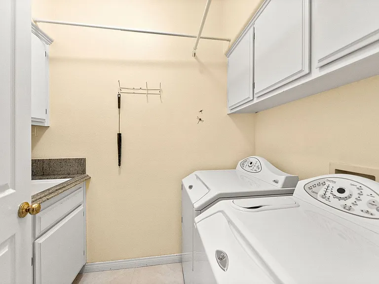 2663 Yellowwood Dr — Photo 18