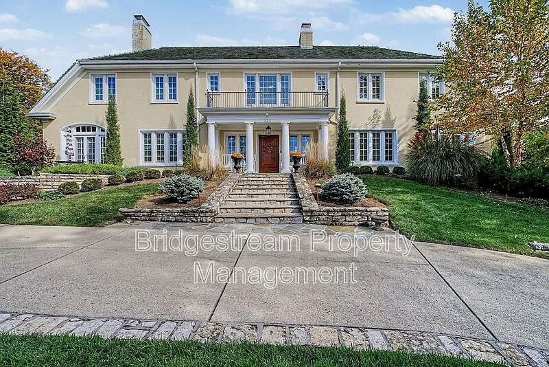 5 bed, 5.0 bath, 5591 sqft, $5,995 — Photo 2