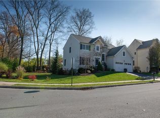 3165 Overlook Dr, Emmaus, PA 18049