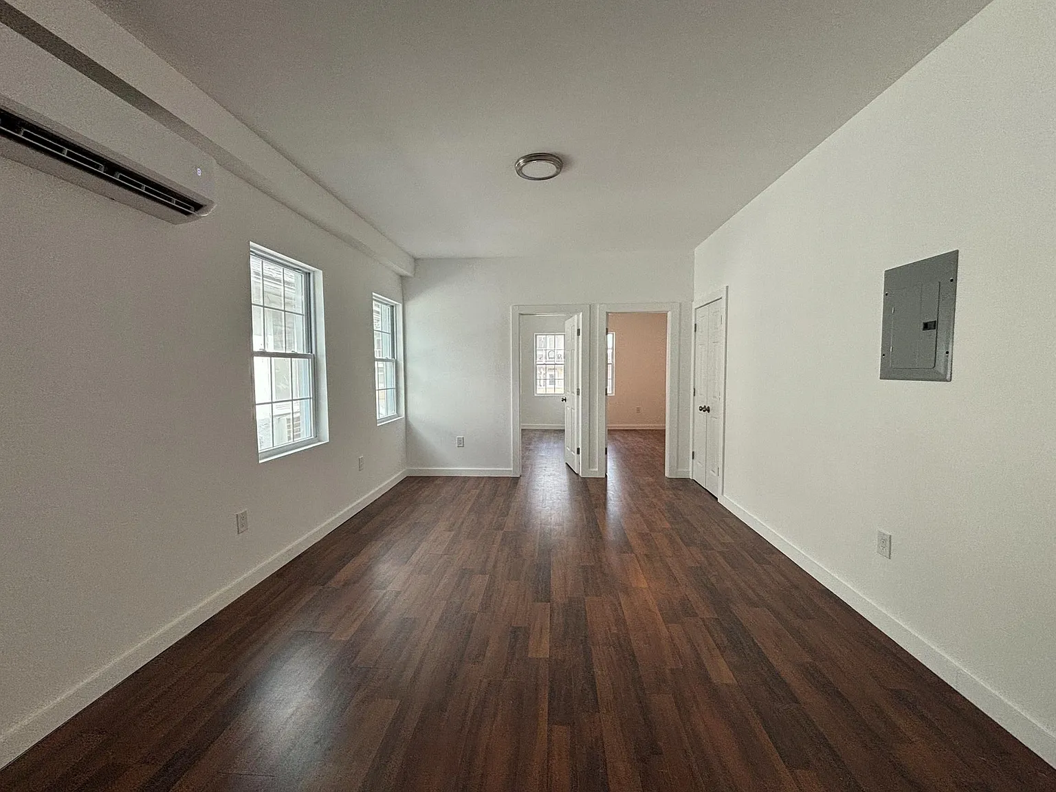 3 bed, 1000 sqft, $3,643 — Photo 2