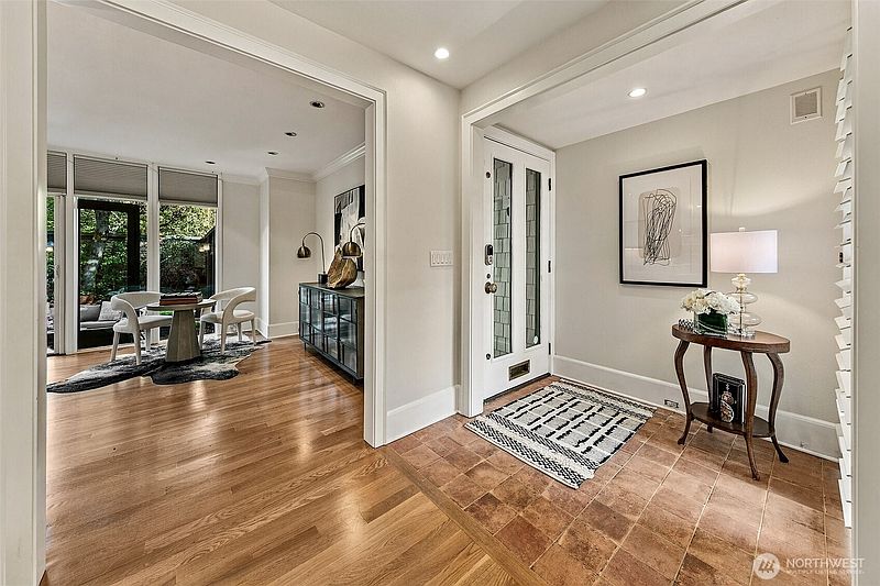 4th image of 915 11th Avenue E