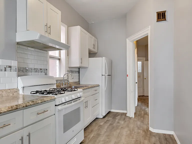 2317 Lyon Ave #1 — Photo 3
