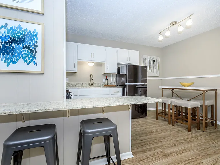 Oak Creek Apartments — Photo 10