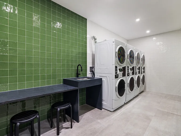 4918 Vernon Blvd #4E — Photo 8