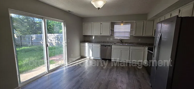 3 bed, 1.5 bath, 1232 sqft, $1,695 — Photo 3