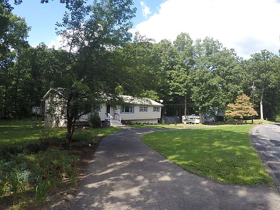 3rd image of 6 Beaver Brook Dr