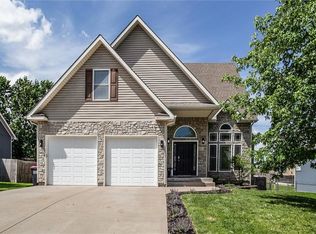 911 Porter Ridge Rd, Kearney, MO 64060