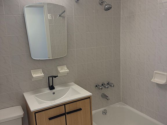 3rd image of 250 W 100th St #906