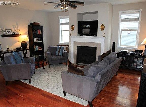 Living room w/ Gas Fireplace