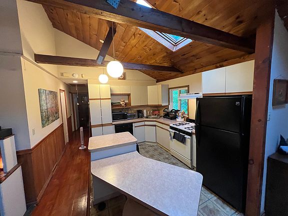 4th image of 19 Orchard Lake Dr