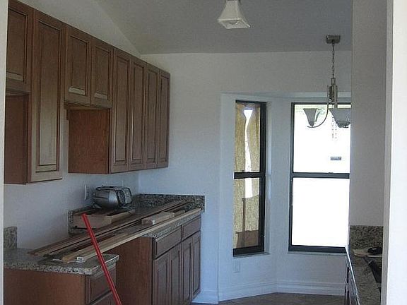 4th image of 333 SW 31st Ter