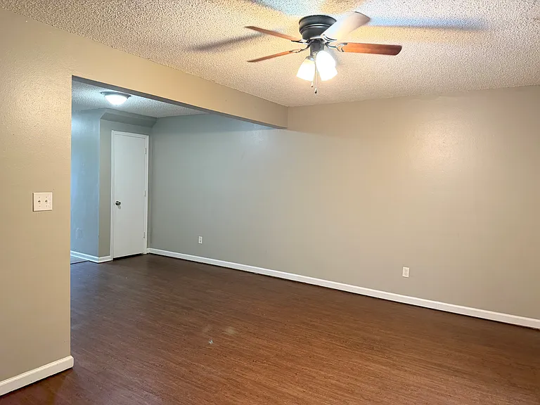 207 White Oak Dr NE #B — Photo 3