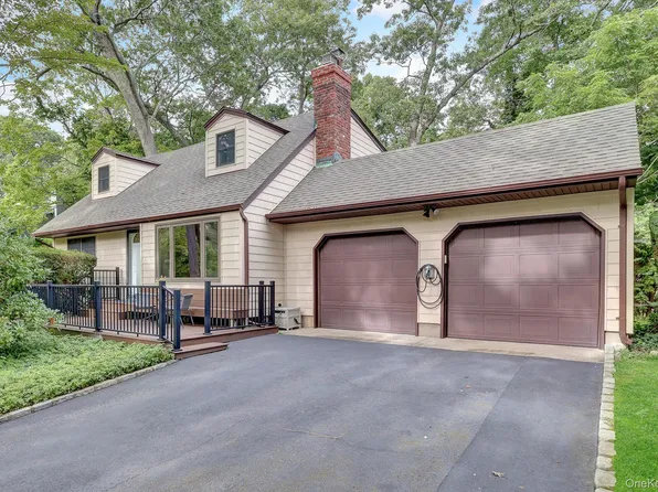 43 Huyler Court, Setauket, NY 11733