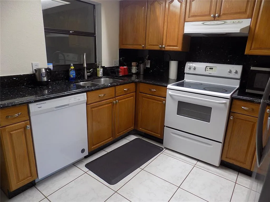 3 bed, 2.0 bath, 1331 sqft, $2,250 — Photo 4