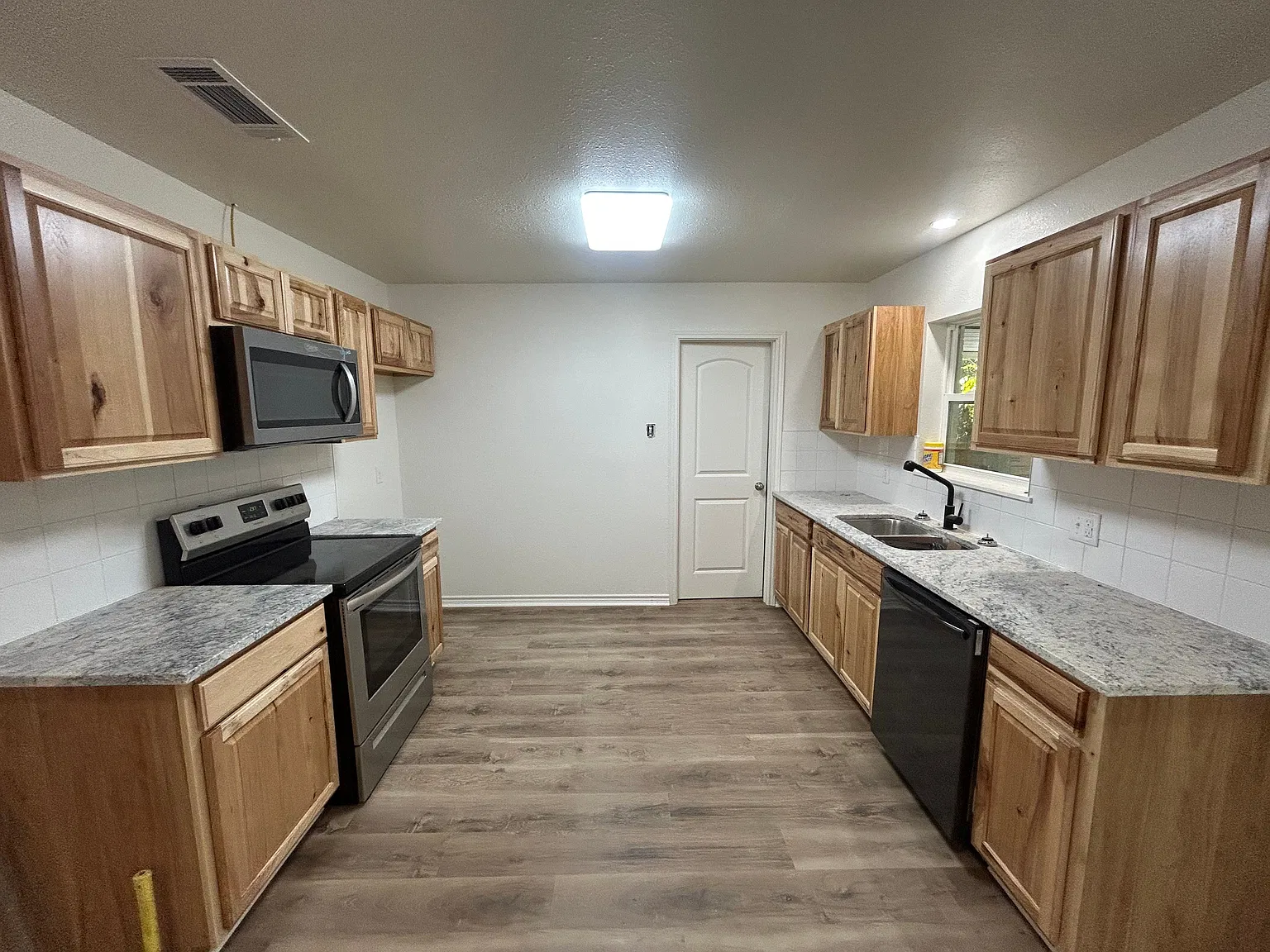 2 bed, 1.0 bath, 1101 sqft, $1,395 — Photo 3