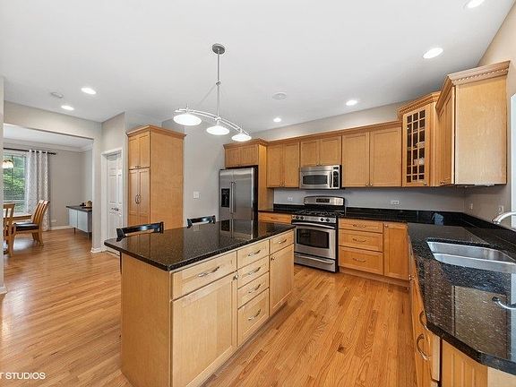 3rd image of 506 N Waterman Ave