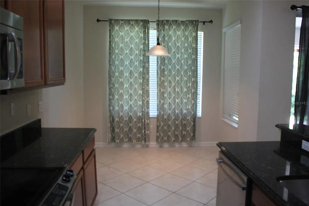 3 bed, 2.0 bath, 1868 sqft, $2,700 — Photo 3