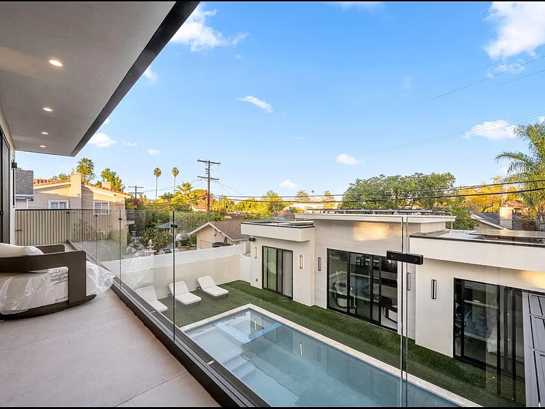 Lindley Ave — Photo 14