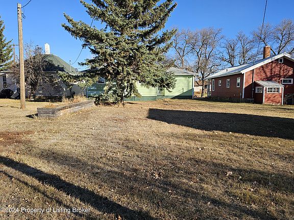 4th image of 934 1st Ave W