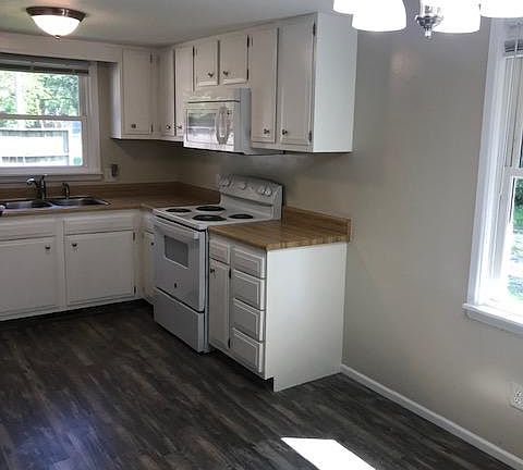 Full size kitchen with eat-in dining area