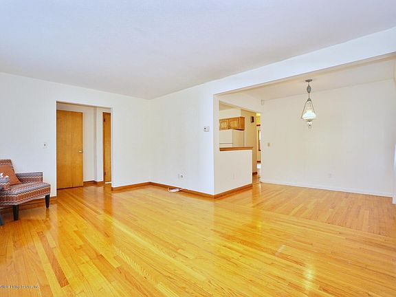 5th image of 40 Burgher Ave