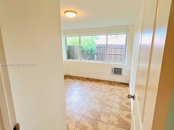 4th image of 410 Pinecrest Dr