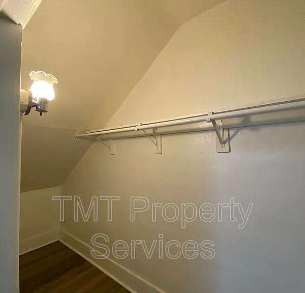 202-208 W Oak St #208 W OAK STREET — Photo 13