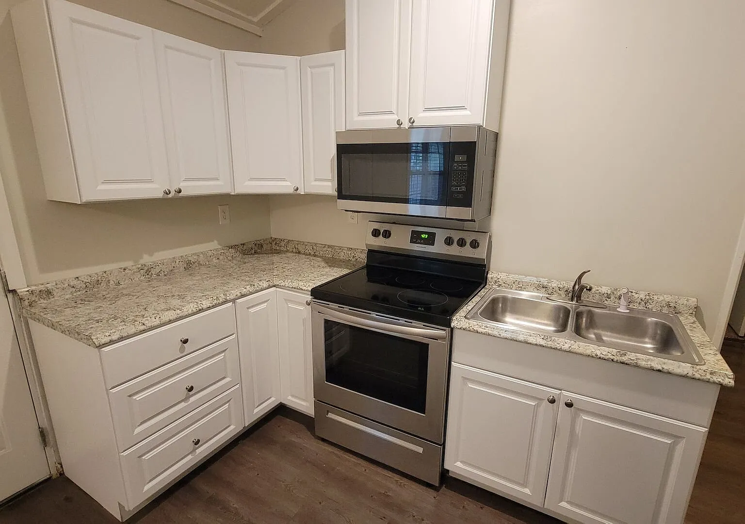 1 Bed, 1 Bath Apartment in Greenville Available — Photo 4